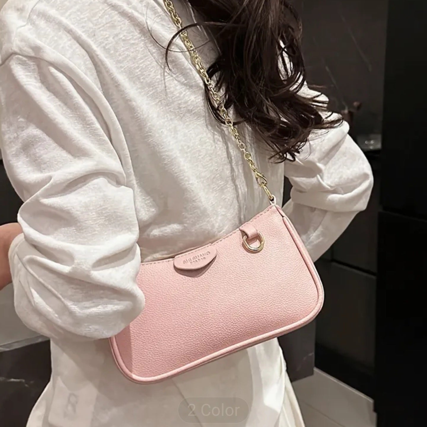 Cartera rosada con cadena y frutillas