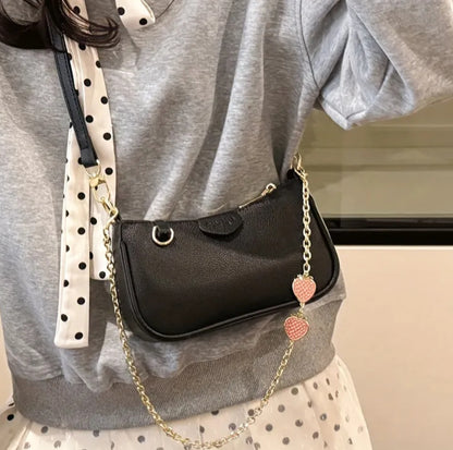 Cartera negra cadena con frutillas