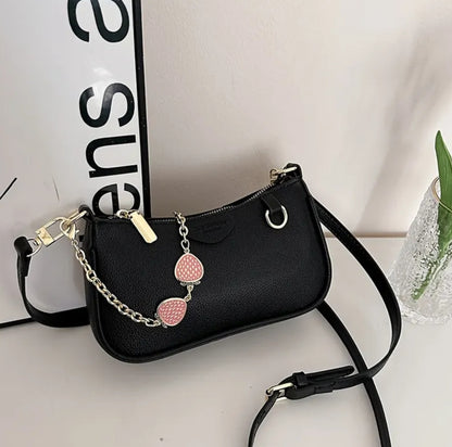 Cartera negra cadena con frutillas