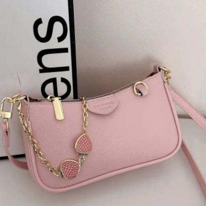 Cartera rosada con cadena y frutillas